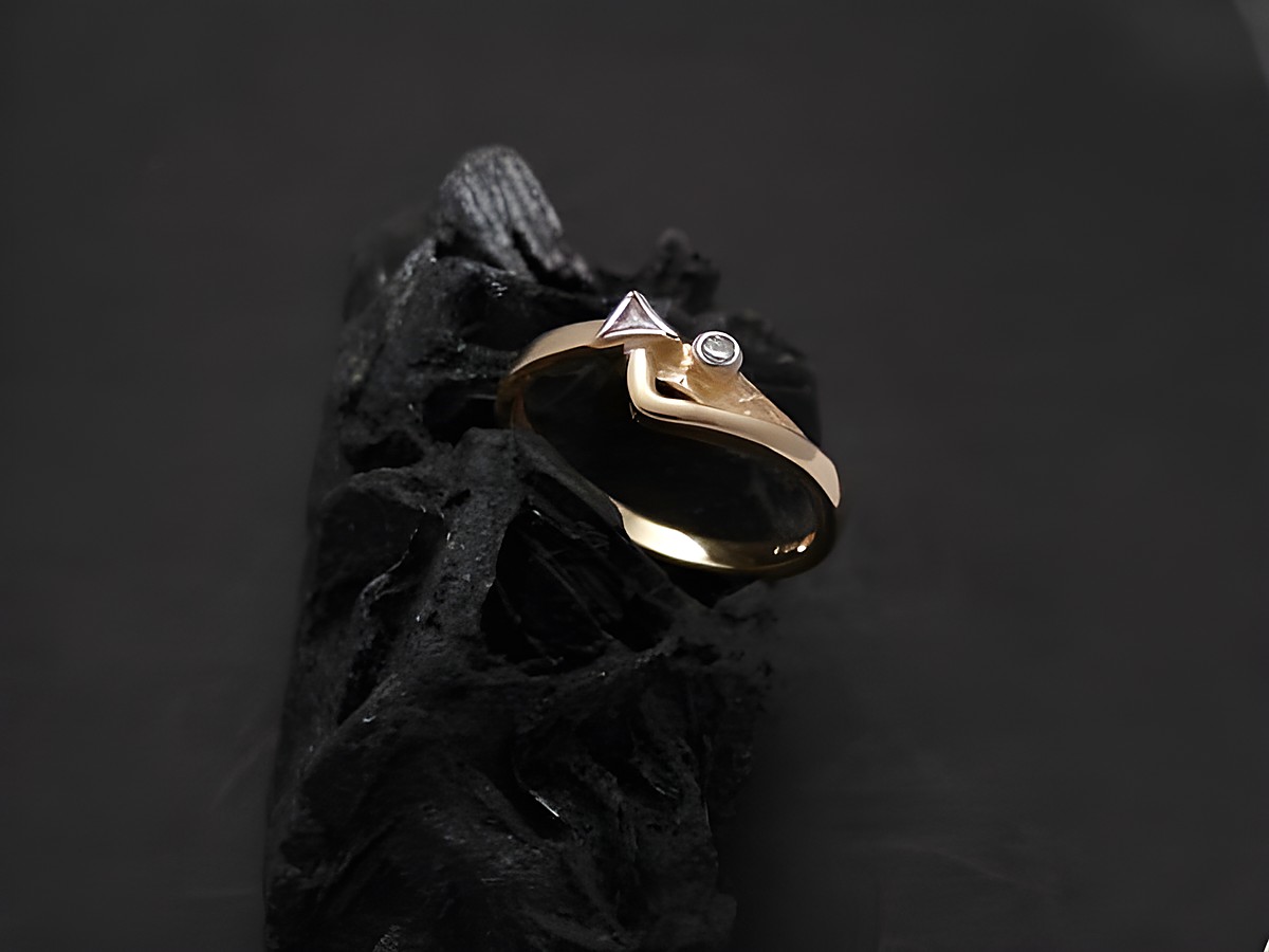 Gold Ring kunstvoll Gold 333 Zirkonia Gr. 55,5 Hersteller Juwelier Harnisch bis Gr. 56/18. Der Ring zeigt eine elegante Form mit funkelnden Zirkoniasteinen.