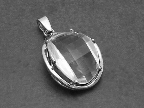 Silber Anhänger rhodiniert 20x13mm mit Bergkristall, hergestellt von Juwelier Harnisch. Der Anhänger zeigt eine klare, facettierte Oberflächenstruktur des Bergkristalls.