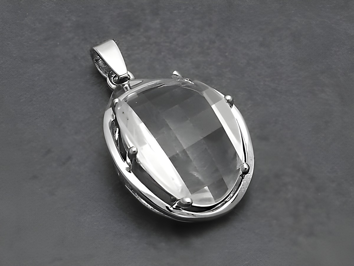 Silber Anhänger rhodiniert 20x13mm mit Bergkristall, hergestellt von Juwelier Harnisch. Der Anhänger zeigt eine klare, facettierte Oberflächenstruktur des Bergkristalls.