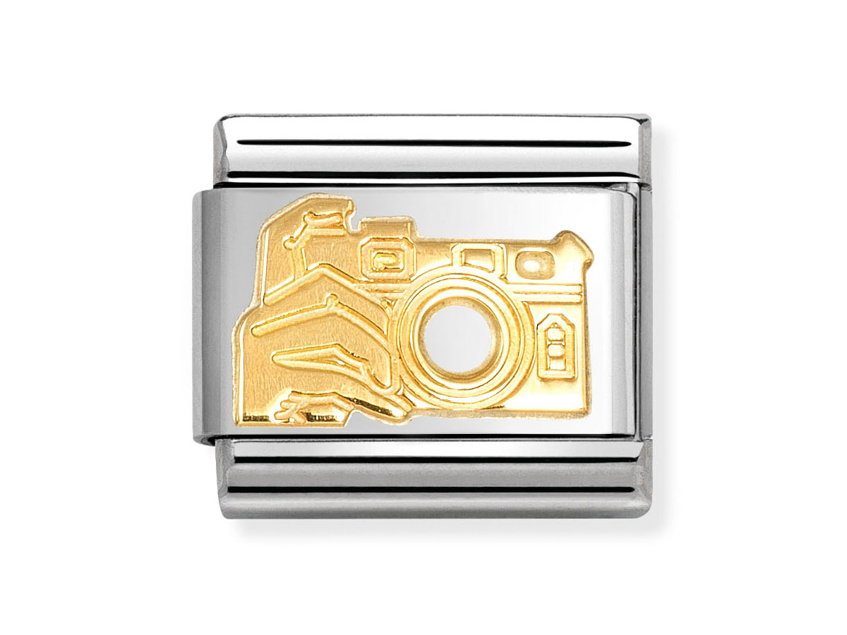 Das Bild zeigt ein charmantes Element von Nomination, das in 585 Gelbgold einen Fotoapparat mit Hand darstellt, auf einem silbernen Hintergrund, ideal für Sammler und Liebhaber.