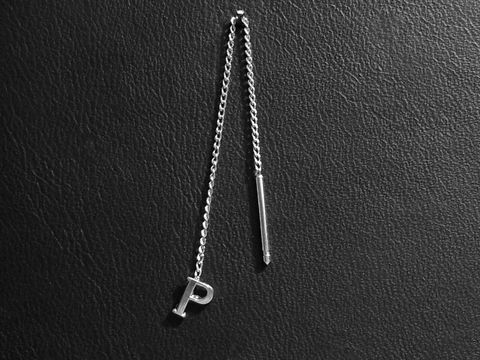 Silber Ohrring mit Buchstabe P als Ohrhängern, Hersteller Juwelier Harnisch, hochwertige Verarbeitung, elegantes Design, ideal als persönliches oder Geschenkaccessoire.