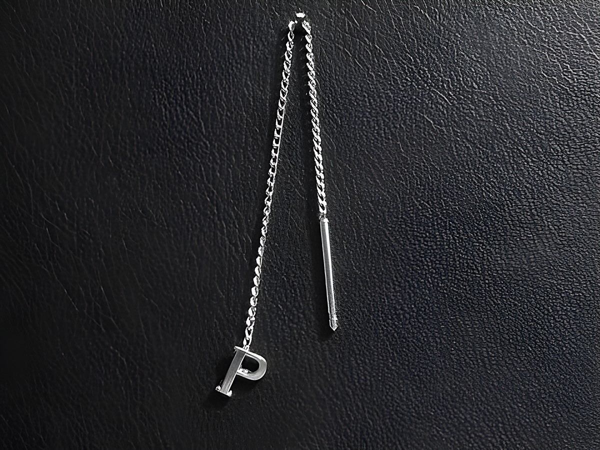 Silber Ohrring mit Buchstabe P als Ohrhängern, Hersteller Juwelier Harnisch, hochwertige Verarbeitung, elegantes Design, ideal als persönliches oder Geschenkaccessoire.