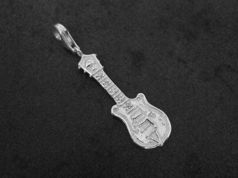 E-Gitarre Charms Anhänger aus Sterlingsilber mit Zirkonia, stilvoll designt, ideal für Musikliebhaber, gefertigt vom Juwelier Harnisch.