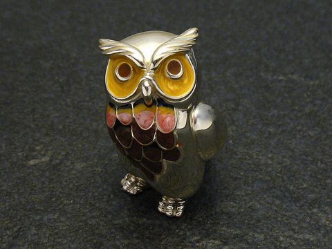 Bunte emaillierte Eule aus Silber, stehend, 40 mm, mit detaillierten Augen und farbigen Federn, kunstvoll gestaltet von Juwelier Harnisch, ideal für Sammler oder als Schmuckstück.