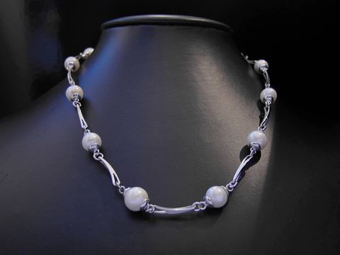Halskette aus 9,3 mm Süßwasser-Perlen und Sterling Silber, hochwertiges Design vom Juwelier Harnisch, elegant und zeitlos, ideal für besondere Anlässe.