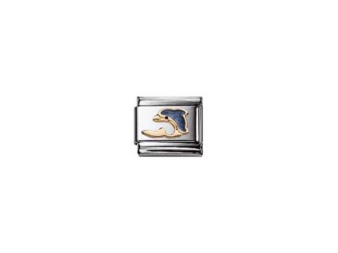 Ein emaillierter Charm in Silber mit einem stilisierten Delphin. Der Delphin ist in blauen und goldenen Farbtönen gestaltet und liegt auf einem glänzenden Hintergrund.