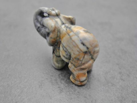 Dunkelgrau-brauner schwarzer Elefant aus Stein stehend, als Glücksbringer gefertigt, Hersteller Juwelier Harnisch, Steinfiguren.