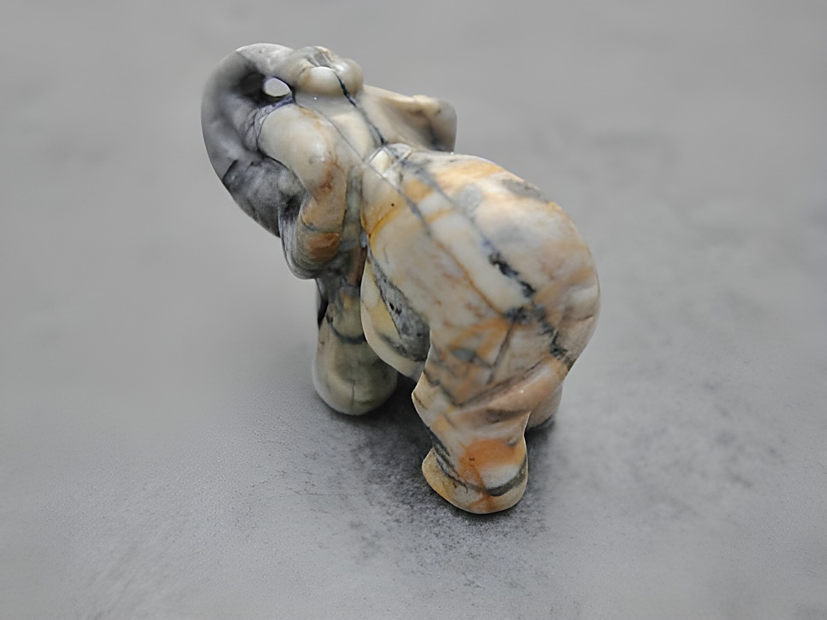 Dunkelgrau-brauner schwarzer Elefant aus Stein stehend, als Glücksbringer gefertigt, Hersteller Juwelier Harnisch, Steinfiguren. – Ansicht 2