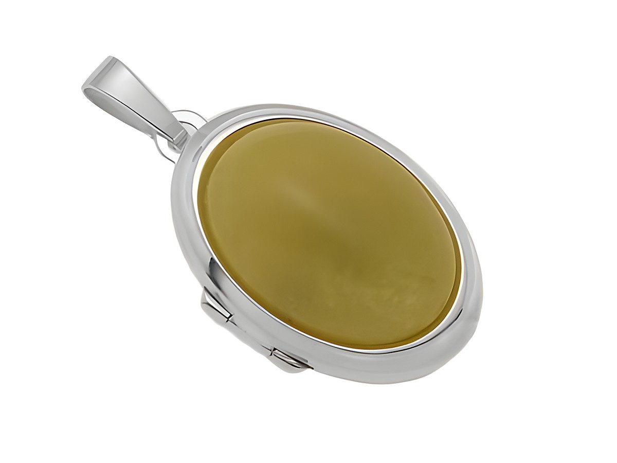 Jade oliv Cabochon in ovaler Form, eingefasst in einem eleganten Weißgold 585 Medaillon, gefertigt von Juwelier Harnisch, ideal als Schmuckstück oder Geschenk.