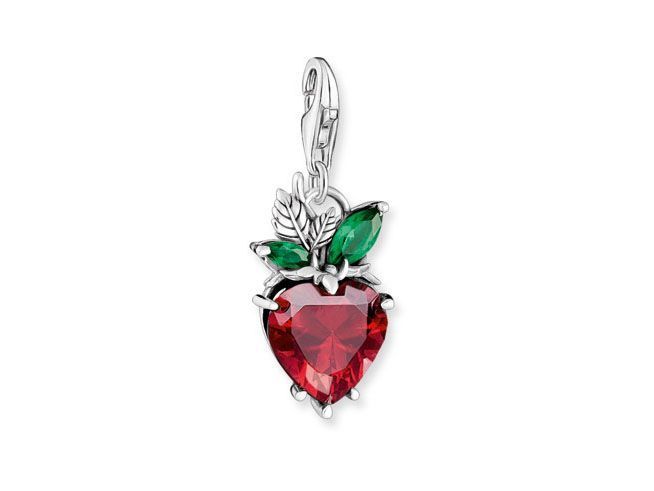 Charm-Anhänger in Form einer Erdbeere, gefertigt aus geschwärztem Sterling Silber, verziert mit mehrfarbigen Glas-Keramik Steinen in roten und grünen Tönen.