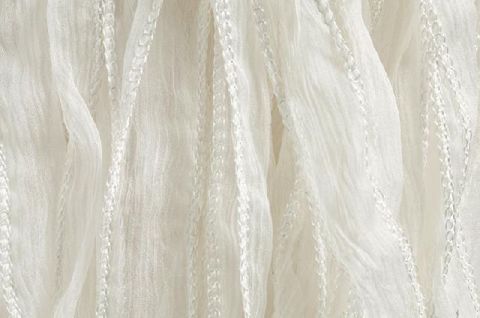 64009-0 Hochwertiges Seidenband aus 20 mm Chiffonseide in Weiß, 1,10 m lang, weich und transparent, ideal für Dekoration und individuelle Bastelprojekte, hergestellt von Juwelier Harnisch.