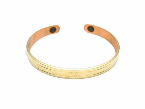 Kupfer Armreifen mit Gold Auflage, verziert mit feinen Mustern, hergestellt von Juwelier Harnisch, ein elegantes Stück Kupfer Schmuck für stilbewusste Träger.