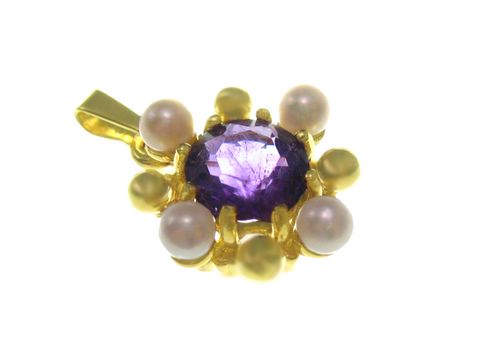 Amethyst und Zuchtperlen Gold Anhänger von Juwelier Harnisch, 15 mm, zeigt einen zentralen lila Amethyst umgeben von weißen Zuchtperlen in einer eleganten Goldfassung.