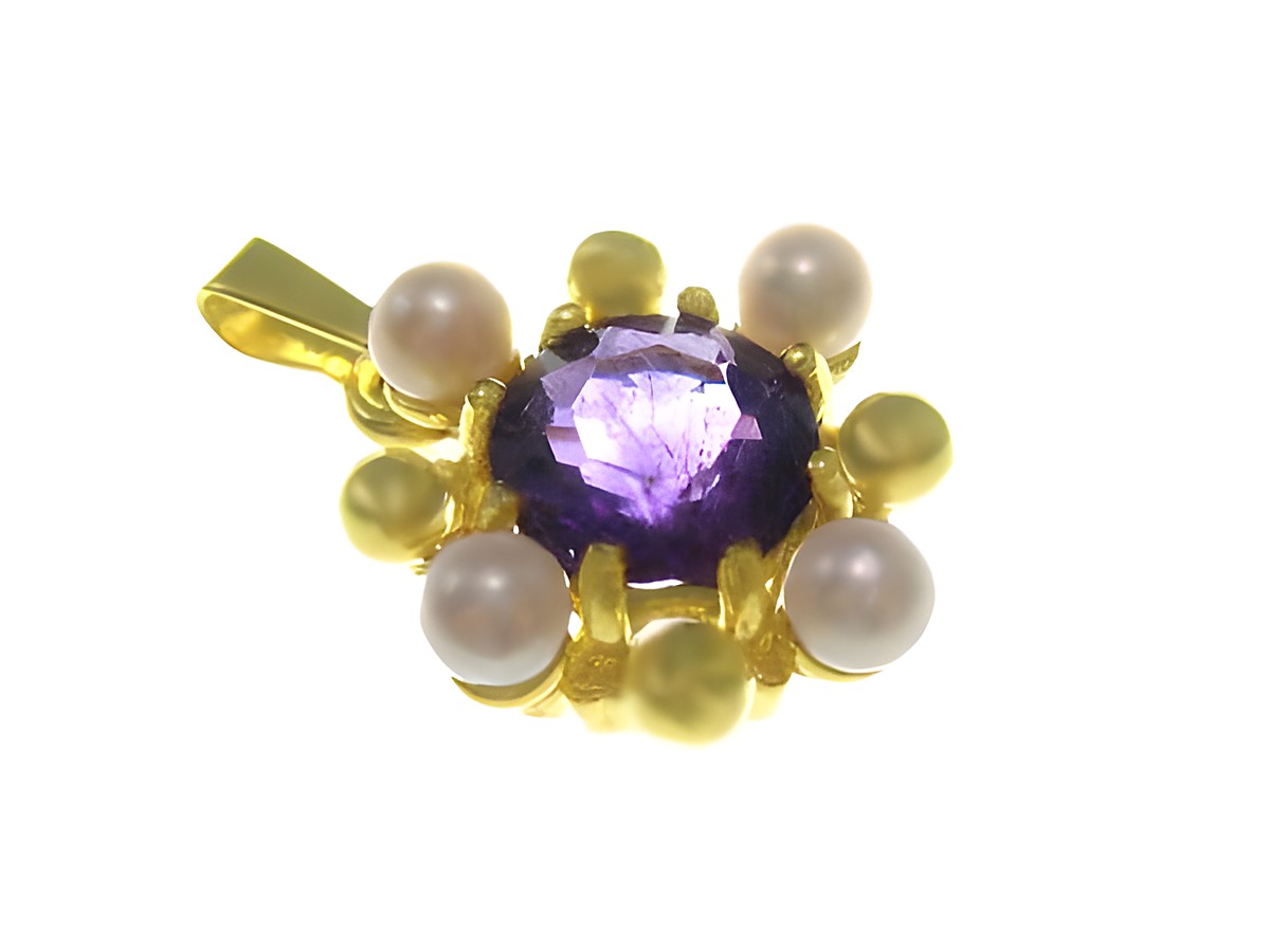 Amethyst und Zuchtperlen Gold Anhänger von Juwelier Harnisch, 15 mm, zeigt einen zentralen lila Amethyst umgeben von weißen Zuchtperlen in einer eleganten Goldfassung.