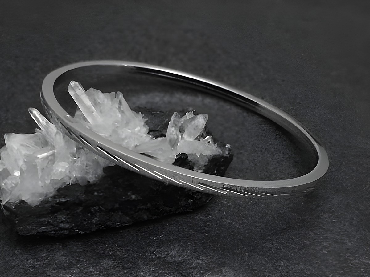 Silber Armreifen mit Diamantschliff, 3 mm, rhodiniert, 18 cm, Hersteller Juwelier Harnisch, auf glitzerndem Kristall dargestellt, elegant und zeitlos im Design.
