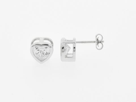 Silber Ohrringe in Herzform mit Zirkonia, Durchmesser 7,7 mm, Stecker-Design, hergestellt von Juwelier Harnisch, idealer Ohrschmuck für jeden Anlass.