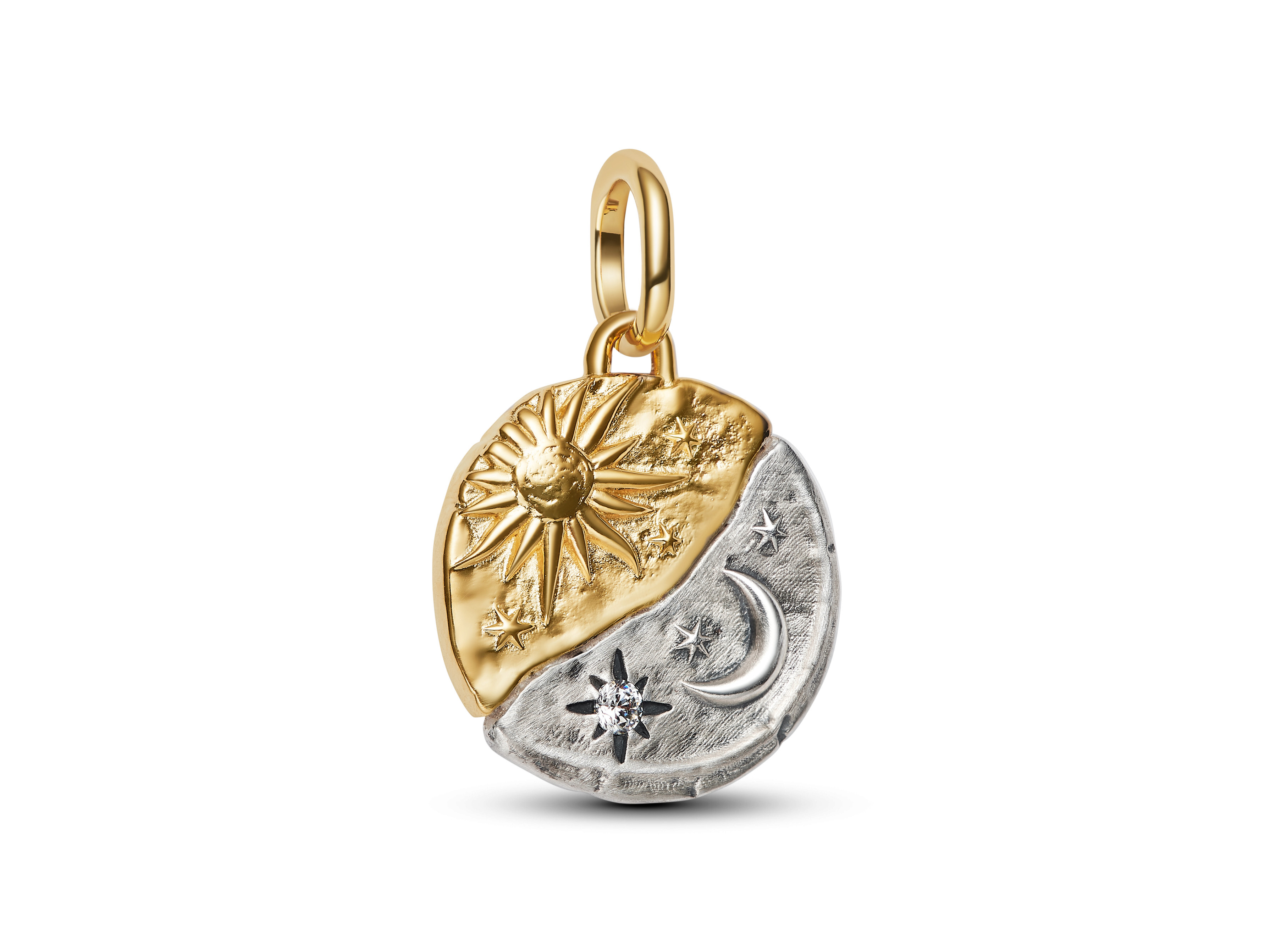 Ein hochwertiger Silber- und Gelbgold vergoldeter Charm mit einem Medaillon-Design, das Sonne und Mond darstellt, verziert mit Zirkonia und dem Schriftzug PER ASPERA AD ASTRA. Hersteller Pandora.