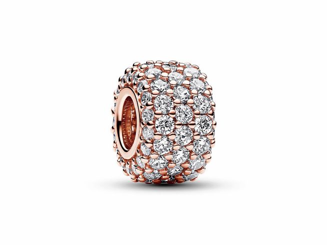 Funkelndes dreireihiges Pavé-Charm von Pandora aus Roségold mit Zirkonia, strahlt Eleganz und Glanz aus. Perfekt für stilvolle Armbänder und besondere Anlässe.