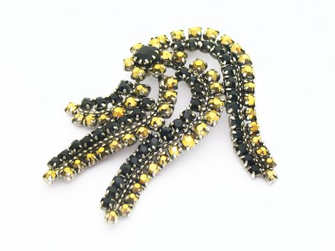 Strass Brosche in Form einer Blume in Schwarz und Gold, gefasst, Hersteller Juwelier Harnisch, eignet sich ideal als besonderer Schmuckakzent.