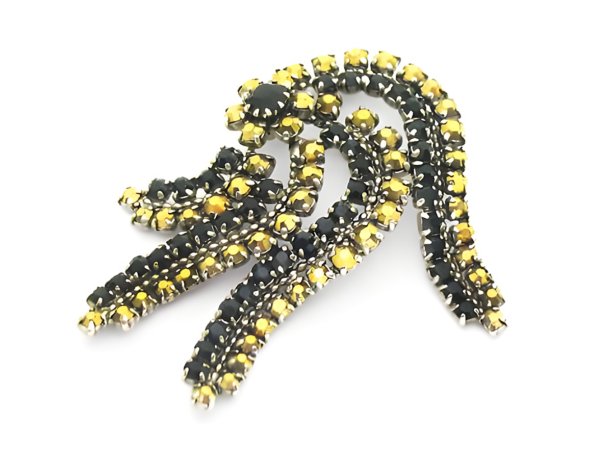 Strass Brosche in Form einer Blume in Schwarz und Gold, gefasst, Hersteller Juwelier Harnisch, eignet sich ideal als besonderer Schmuckakzent.