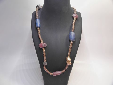 61734-0 Holzkette aus bunten Holzperlen mit einer Länge von 90 cm, 25 mm Durchmesser, hergestellt von Juwelier Harnisch, bietet einen attraktiven, farbenfrohen Schmuckstil.