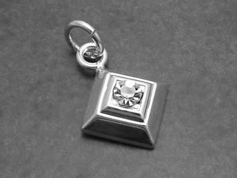 Silber Anhänger mit Stein im sexy City Look, Hersteller: Juwelier Harnisch, elegantes Design mit weiteren Steinen, ideal für modische Akzente in jedem Outfit.