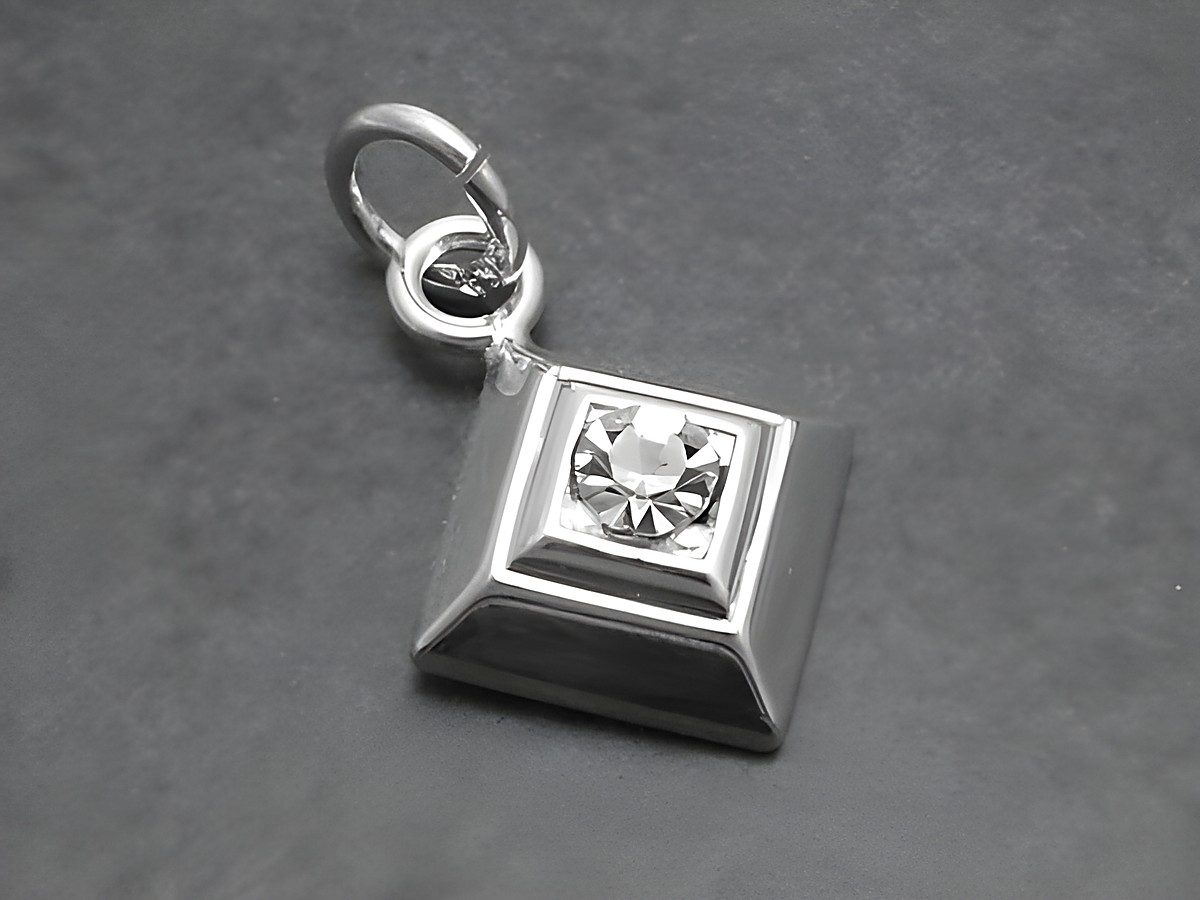 Silber Anhänger mit Stein im sexy City Look, Hersteller: Juwelier Harnisch, elegantes Design mit weiteren Steinen, ideal für modische Akzente in jedem Outfit.