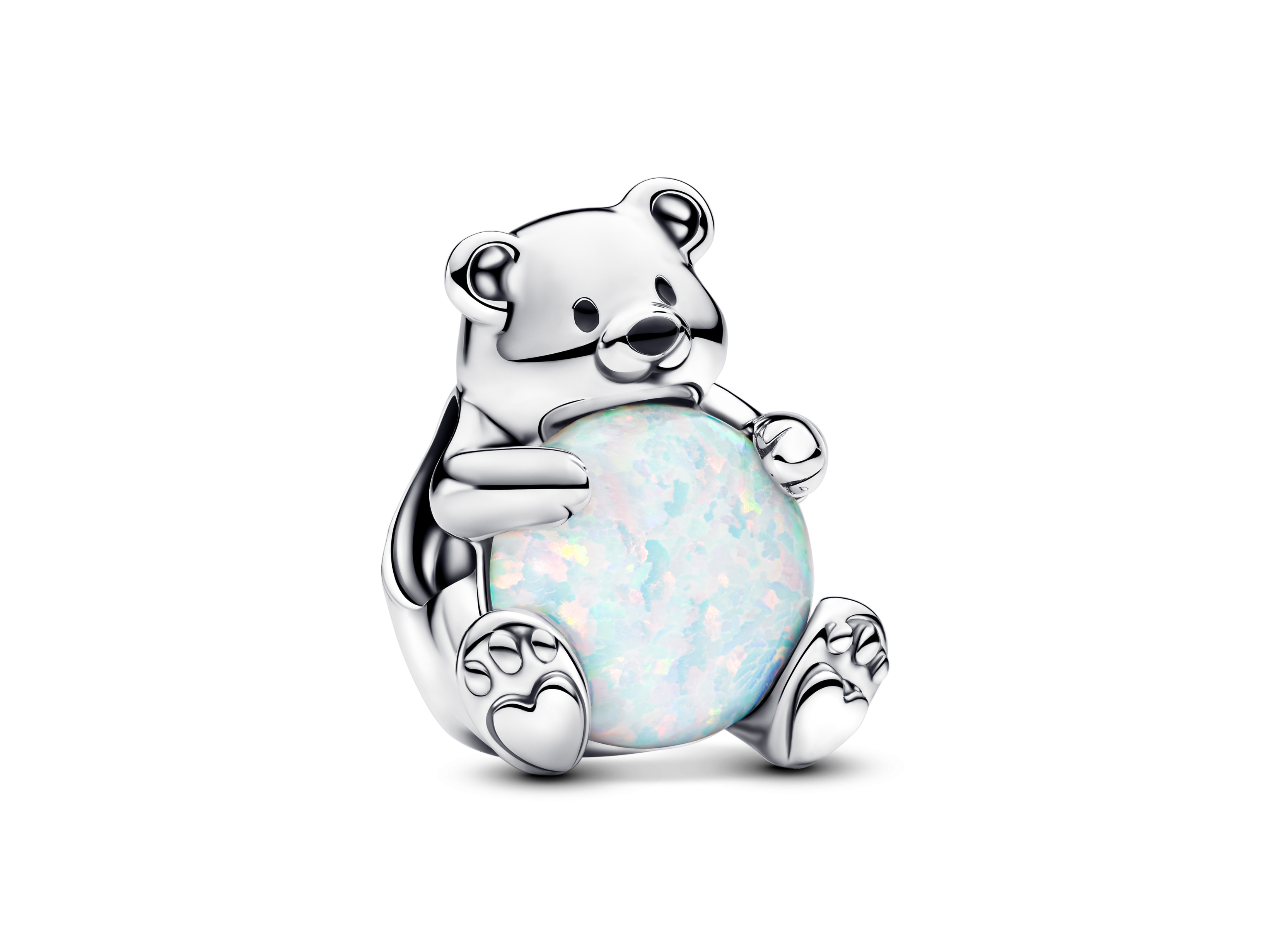 Eisbär-Anhänger aus Silber mit weißem Opal aus dem Labor und schwarzer Emaille, niedlich in sitzender Pose und mit einem runden, leuchtenden Stein in den Händen. Ideal als Schmuckstück von Pandora.
