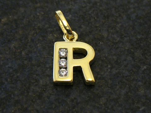 Goldener Anhänger in Form des Buchstabens R, verziert mit drei Zirkonia, Hersteller Juwelier Harnisch. Ideal zum persönlichen Schmuck.