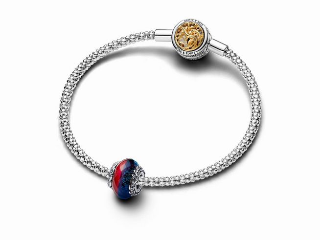 Pandora 792966C00 Game of Thrones Ice & Fire Dragons Doppel-Charm aus Muranoglas in Rot und Blau auf einem eleganten Sterling Silber Armband mit filigranen Details.