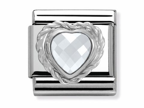 433060310-0 Facettiertes Herz aus Sterling Silber mit einem eleganten weißen Stein im Zentrum, umrahmt von einem filigranen, geschwungenen Rand, perfekt für das Nomination Classic Armband.