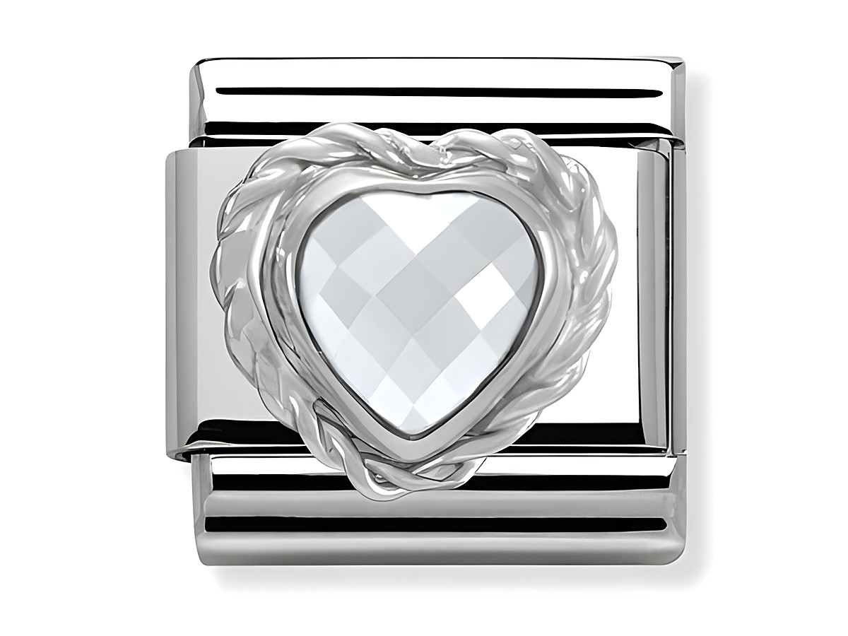 Facettiertes Herz aus Sterling Silber mit einem eleganten weißen Stein im Zentrum, umrahmt von einem filigranen, geschwungenen Rand, perfekt für das Nomination Classic Armband.