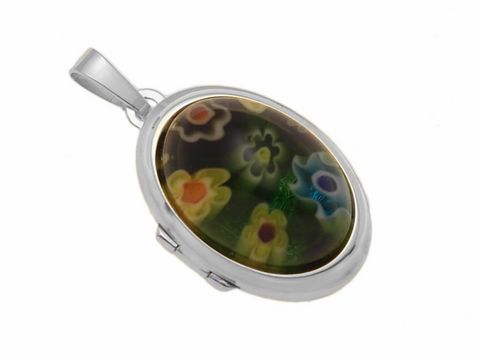 Millefiore Glas in grün als Cabochon in einem edlen Weißgold 585 Medaillon, hergestellt von Juwelier Harnisch, mit floralen Motiven und glänzender Oberfläche.