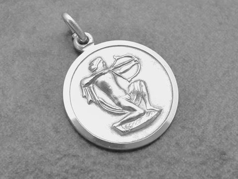 Silber Anhänger Sternzeichen Schütze rund teilmattiert mit Abbildung eines Bogenschützen, Hersteller Juwelier Harnisch, ideal für Liebhaber des Sternzeichens Schütze.