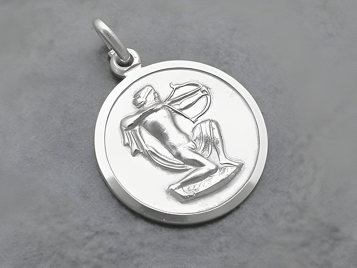 Silber Anhänger Sternzeichen Schütze rund teilmattiert mit Abbildung eines Bogenschützen, Hersteller Juwelier Harnisch, ideal für Liebhaber des Sternzeichens Schütze.
