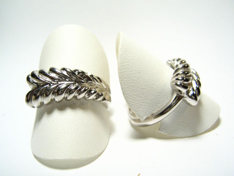 Silber Ring rhodiniert - schön - verstellbar, Hersteller: Juwelier Harnisch, ohne Stein, mit fließendem Design und elegantem Blattmuster, präsentiert auf zwei Ringkissen.