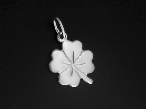 Kleeblatt Anhänger aus 925 Sterling Silber, rhodiniert, symbolisiert Glück. Hergestellt von Juwelier Harnisch, dient als Glücksbringer. Elegant und zeitloses Design für jeden Anlass.