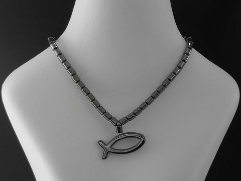 Christlicher Fisch Hämatit Kette 45 cm für Damen und Herren von Juwelier Harnisch, mit einem eleganten Fischanhänger, gefertigt aus qualitativen Hämatitsteinen, stilvoll und zeitlos.