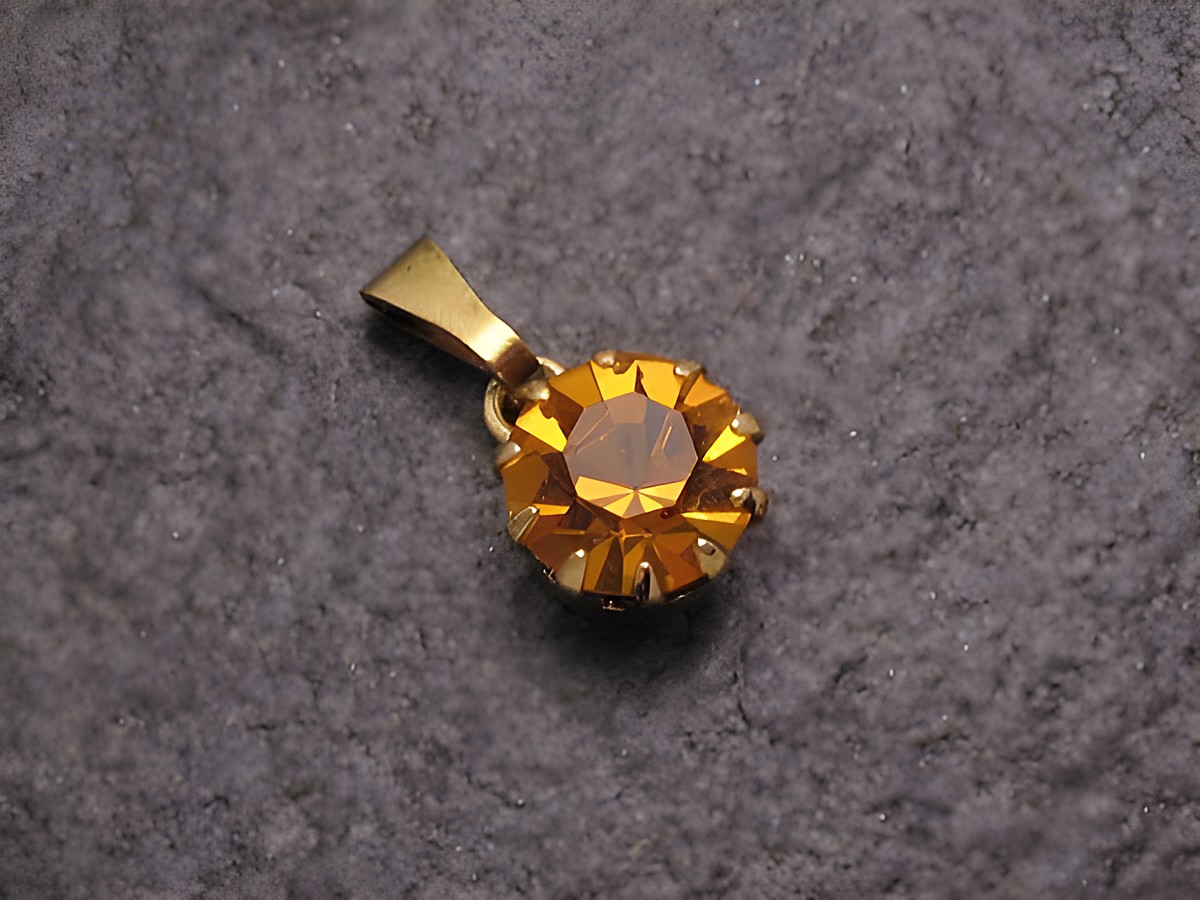 Gelber Strass Anhänger im sexy City Look, rund geformt, hergestellt von Juwelier Harnisch, glänzend mit goldfarbener Öse, ideal für stilvolle Akzente und besondere Anlässe.