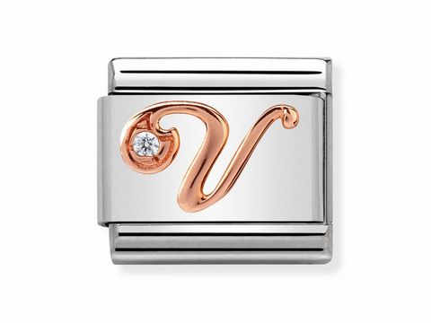Composable Classic V von Nomination zeigt einen silbernen Buchstaben V mit einem roségoldenen Detail und einem kleinen Diamanten, ideal für personalisierte Schmuckstücke.