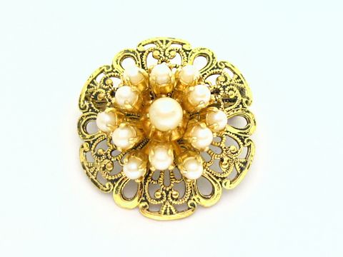 Schöne Brosche im Sexy City Look mit Zuchtperl Imitation. Die goldene Brosche hat ein filigranes Design und ist aus Modeschmuck von Juwelier Harnisch gefertigt.