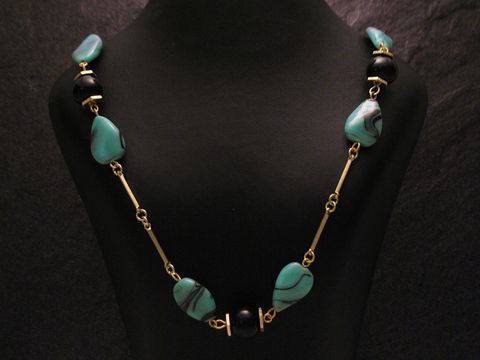 Wunderschöne Glas Kette in Türkis und Onyx Look, mit unregelmäßigen Steinen und goldenen Verbindungselementen, perfekt für einen eleganten Auftritt, Hersteller Juwelier Harnisch.