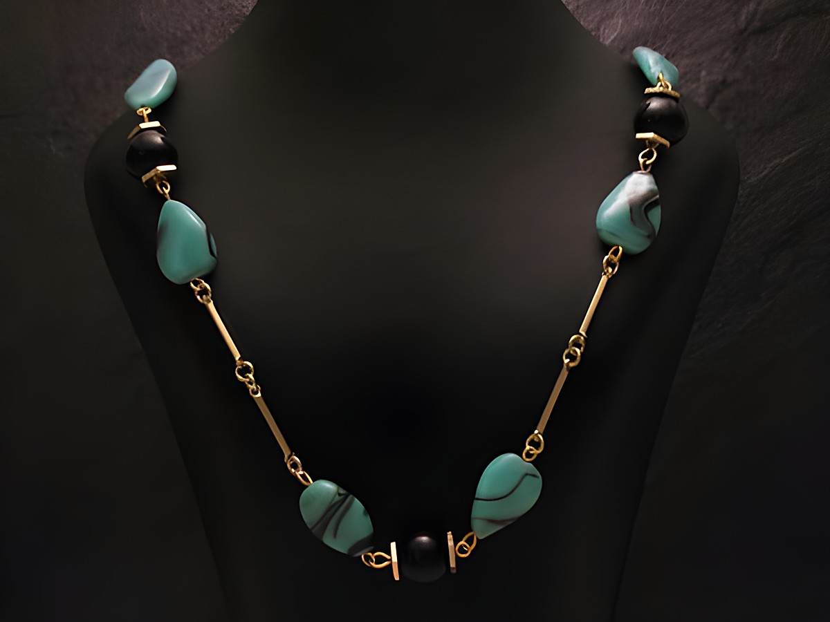 Wunderschöne Glas Kette in Türkis und Onyx Look, mit unregelmäßigen Steinen und goldenen Verbindungselementen, perfekt für einen eleganten Auftritt, Hersteller Juwelier Harnisch.