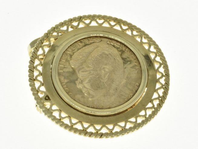 Münzfassung Anhänger Brosche aus 585 Gold, elegant gehalten mit einem Durchmesser von maximal 20 mm. Hersteller Juwelier Harnisch, zeigt eine Münze im Inneren der Fassung.