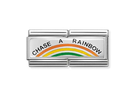 Classic SilverShine 330721 02 zeigt ein elegantes Charm mit einem Regenbogen in den Farben Orange, Grün und Gelb, umgeben von der Aufschrift Chase a Rainbow auf glänzendem Silber.