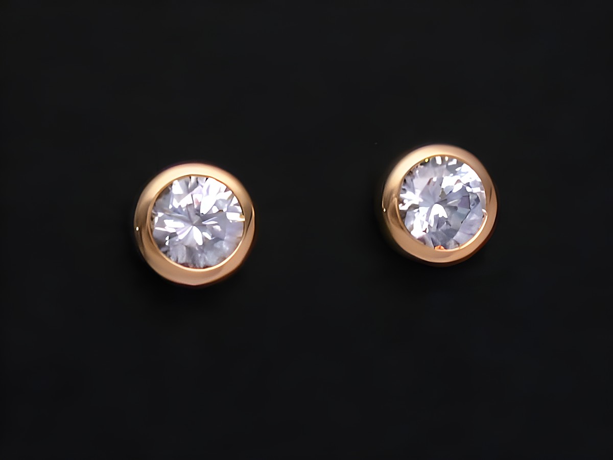 Ohrringe Zirkonia facettiert Gold 585 Ohrstecker von Juwelier Harnisch mit glänzenden, runden Zirkonia-Steinen in elegantem, goldfarbenem Design.