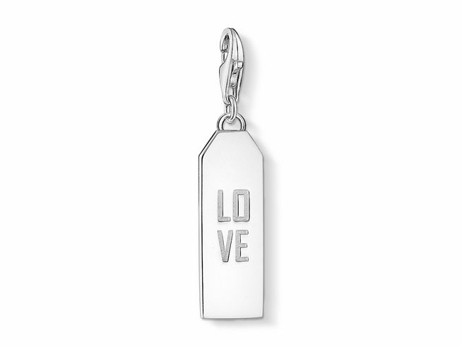 Charm-Anhänger von Thomas Sabo aus Sterling Silber mit eingraviertem Schriftzug LOVE in modischem Design, ideal zum Verlieben und Verschenken.