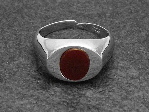 Silberring mit verstellbarem Band, großer Karneol im ovalen Design, hergestellt von Juwelier Harnisch, rhodiniert, elegant und modern.
