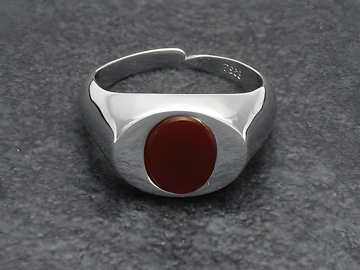 Silberring mit verstellbarem Band, großer Karneol im ovalen Design, hergestellt von Juwelier Harnisch, rhodiniert, elegant und modern.