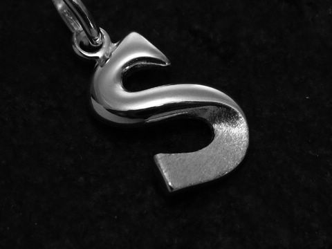 Teilmattierter Anhänger in Form des Buchstabens S aus Sterling Silber, hergestellt von Juwelier Harnisch, elegant und zeitlos gestaltet. Ideal als persönliches Geschenk.